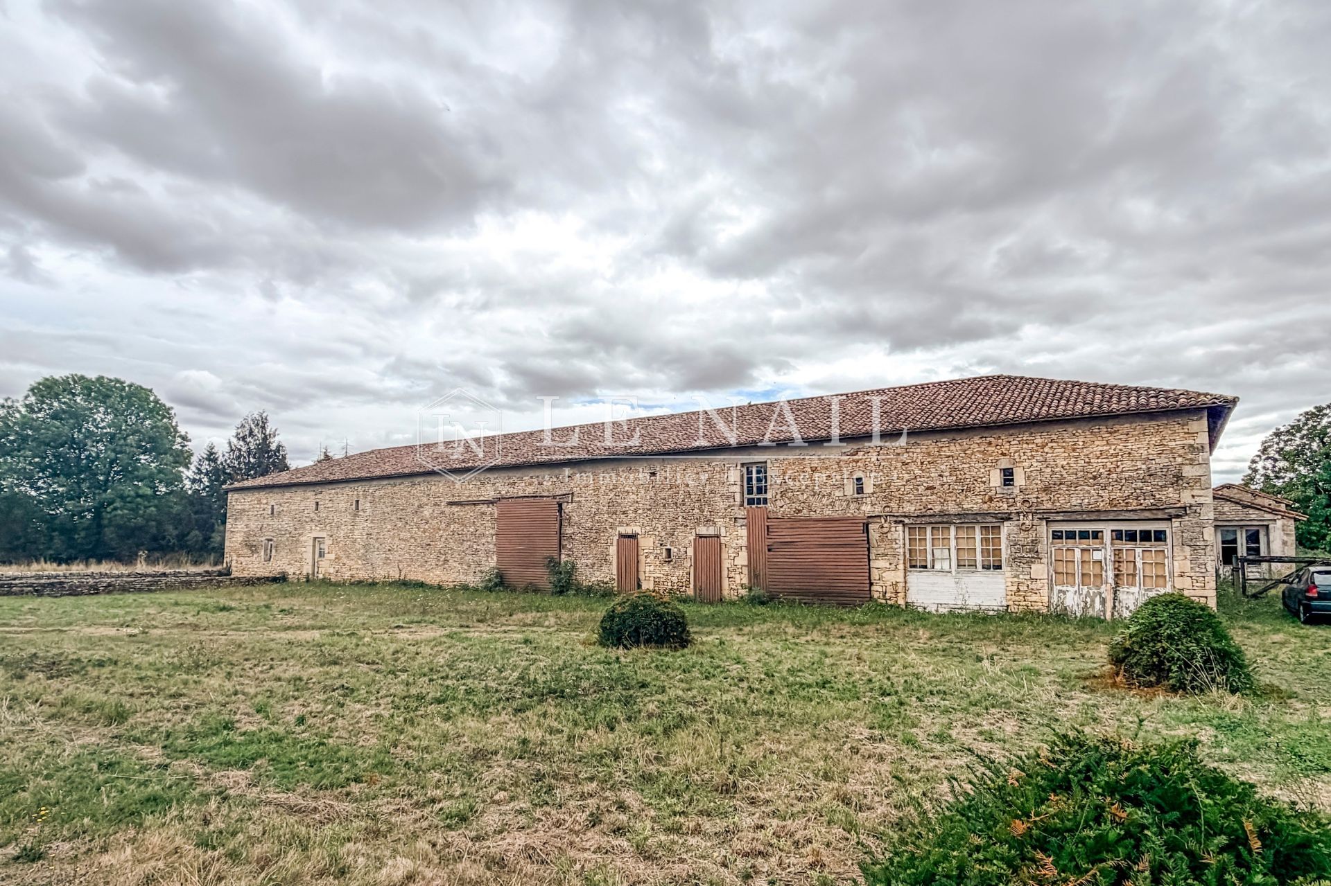 château 25 pièces en vente à CIVRAY (86400)