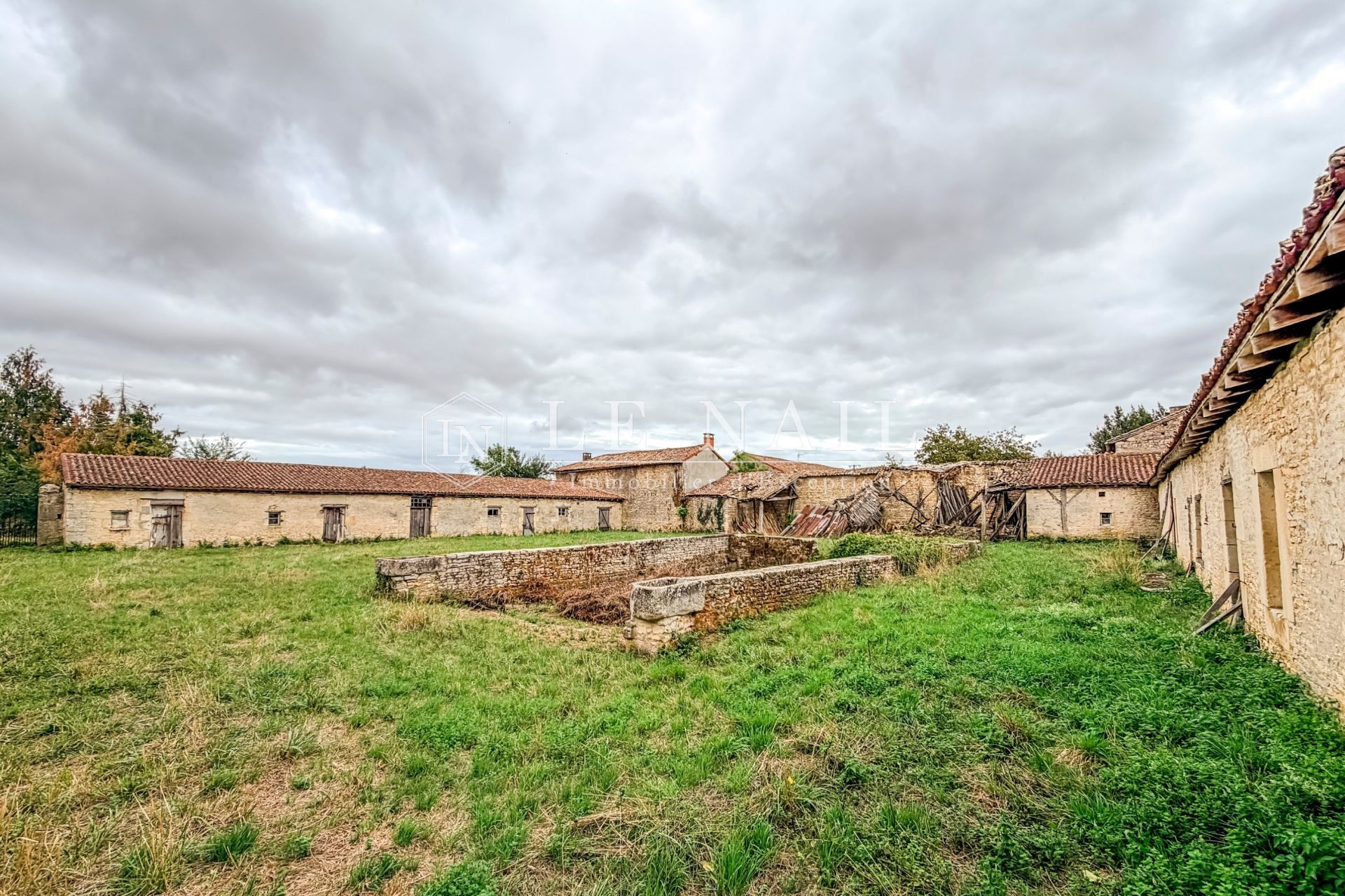 château 25 pièces en vente à CIVRAY (86400)