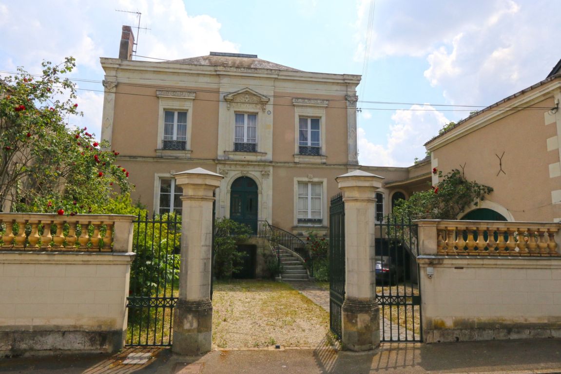 mansion (hôtel particulier) 15 rooms for sale on Chateau gontier (53200) - See details