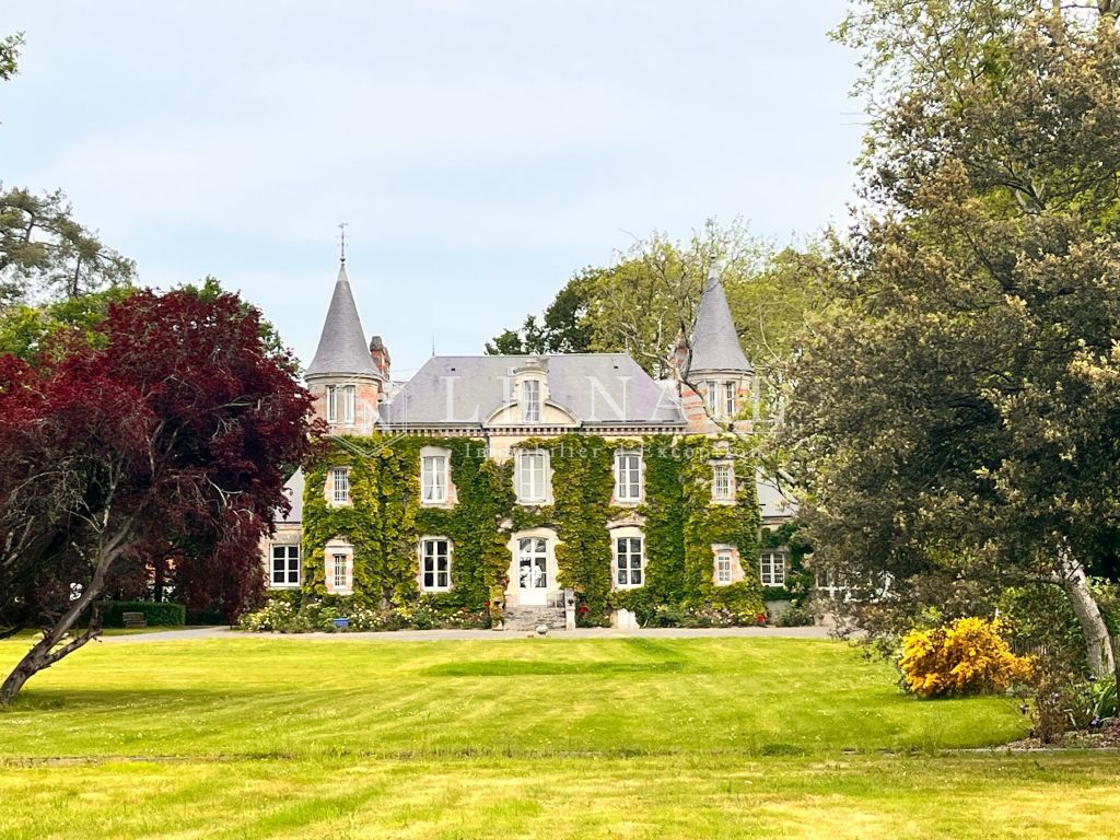 castle 10 rooms for sale on BOIS DE CENE (85710) - See details