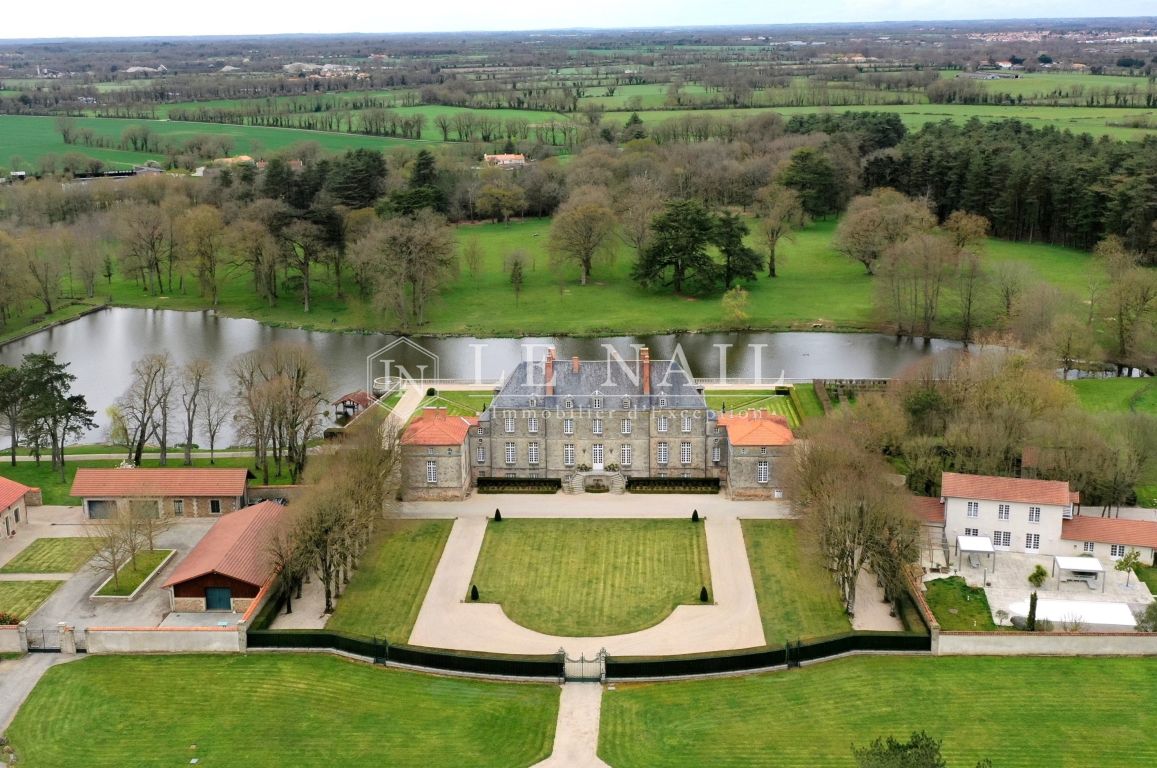 château 16 pièces en vente à LA ROCHE SUR YON (85000) - Plus de details