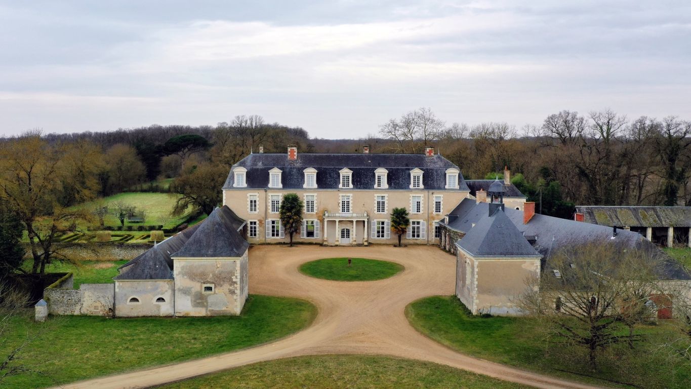 castle 25 rooms for sale on BAUGE EN ANJOU (49150) - See details