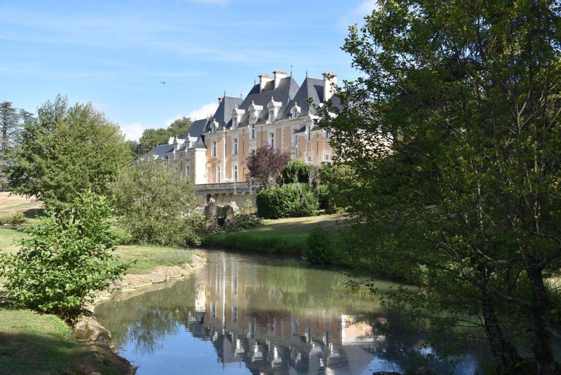 château 22 pièces en vente à POITIERS (86000) - Plus de details