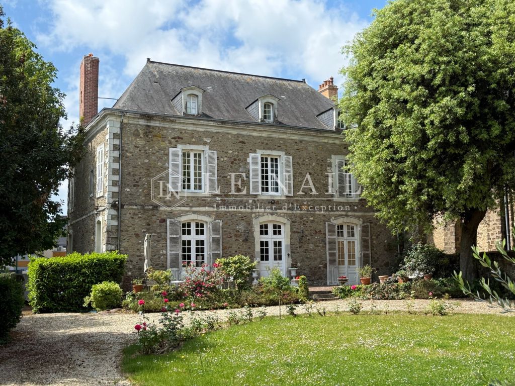 maison de ville 12 pièces en vente à CHATEAU GONTIER (53200) - Plus de details