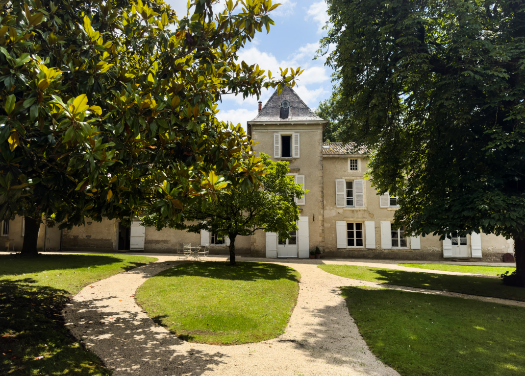 manoir 16 pièces en vente à NIORT (79000) - Plus de details