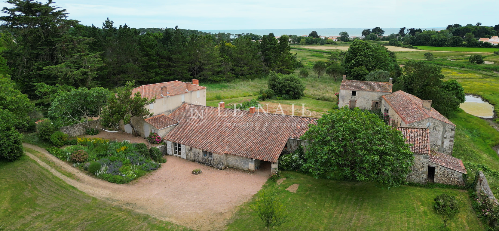 propriété 8 pièces en vente à JARD SUR MER (85520) - Plus de details