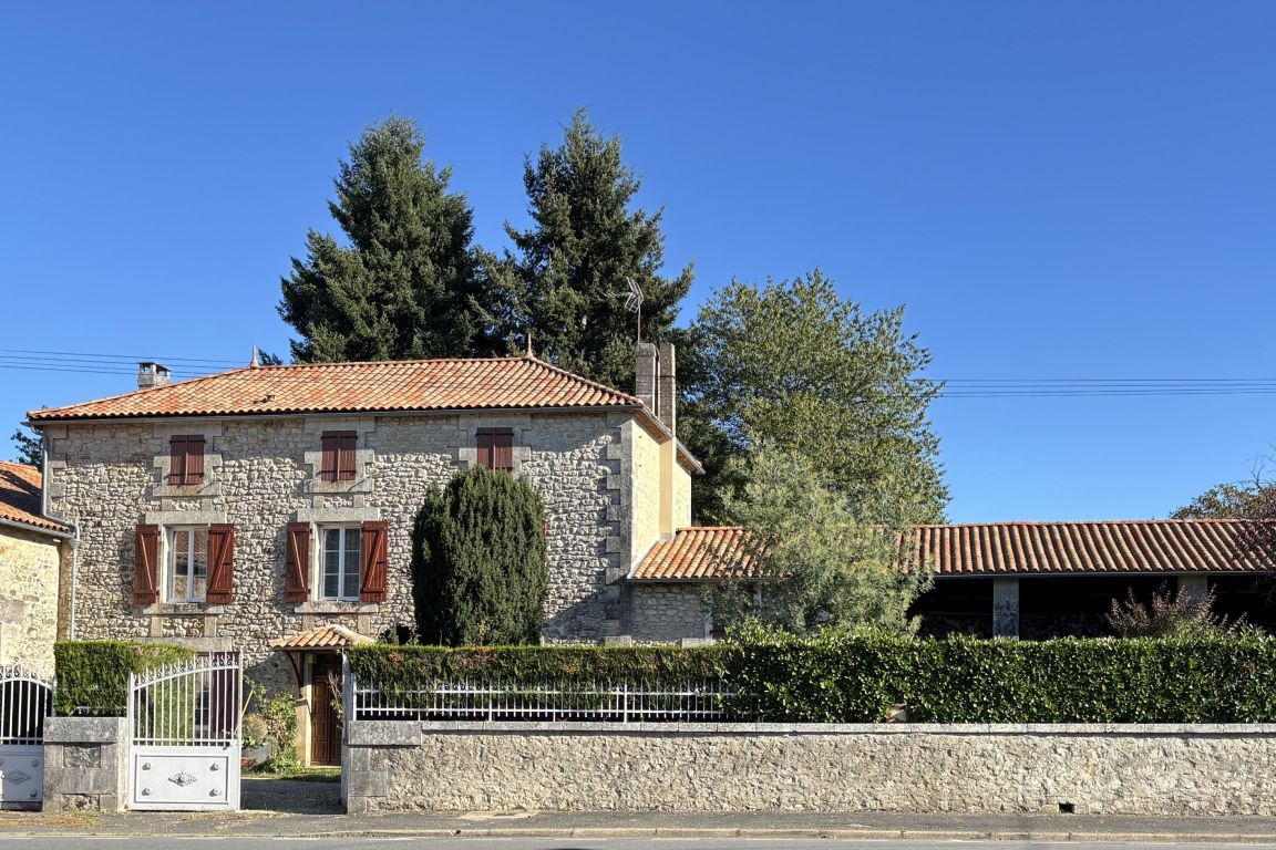 maison 10 pièces en vente à LA ROCHEFOUCAULD (16110) - Plus de details