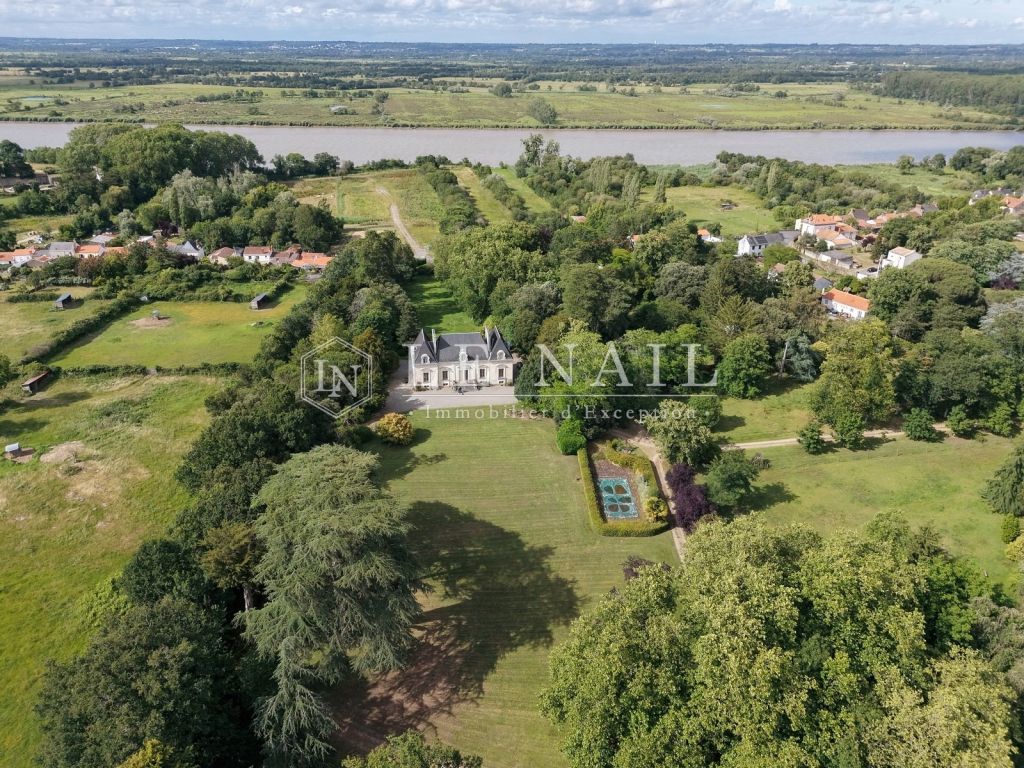 castle 13 rooms for sale on LE PELLERIN (44640) - See details