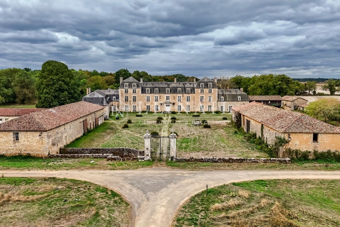 château 25 pièces en vente à CIVRAY (86400) - Plus de details