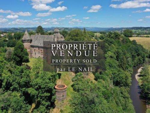 BEAU CHATEAU VENDU MASSIF CENTRAL