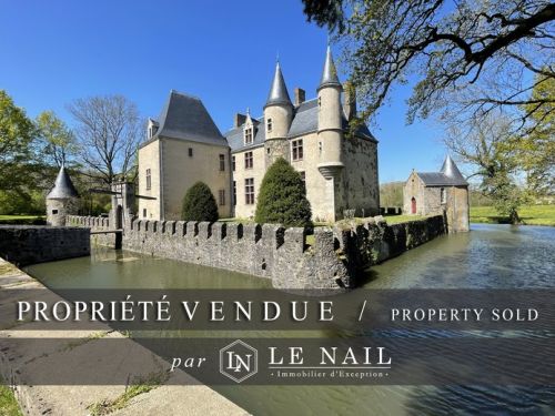 Splendid listed chateau surrounded by a moat.
