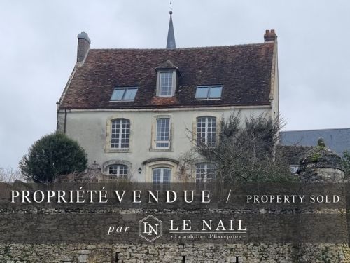 ELEGANT PRESBYTERE RESTAURE DU XVIème SIECLE SUR 6.5 ha DE PRAIRIES AU CŒUR DU PERCHE