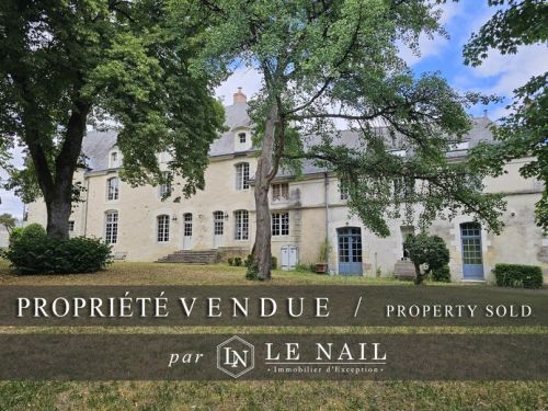 REMARQUABLE MANOIR XVIIIe AU CŒUR DU BAUGEOIS